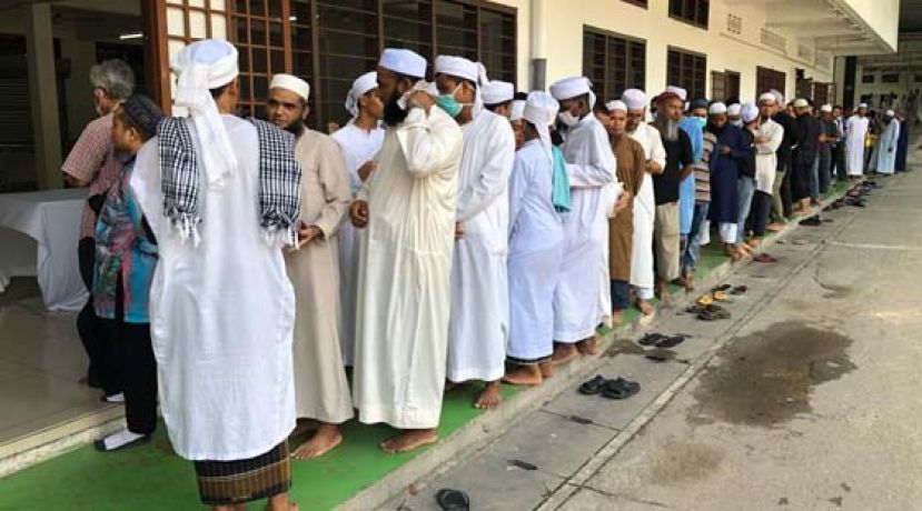 出席大城堡清真寺举办的伊斯兰教宣教集会的参与者中，目前只有约1500人，向该清真寺委员会登记。