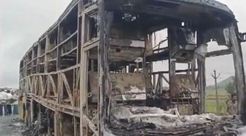 印度客运巴士起火，至少20人丧命。