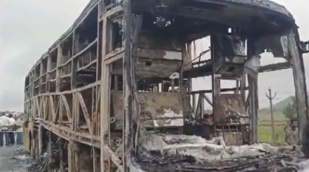 印度客运巴士起火，至少20人丧命。