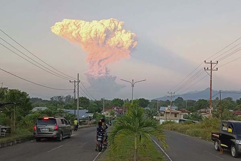 ●印尼勒沃托比火山再度喷发，火山灰云喷1万6000公尺高。