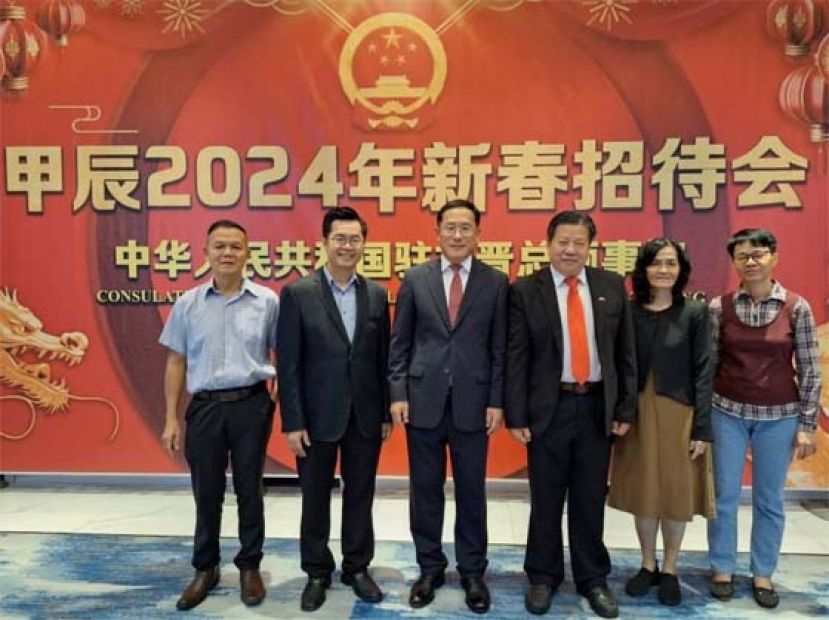 砂医总代表受邀出席中国驻古晋总领馆春节招待会向邢伟平总领事（右4）贺节；右2起为会长江宗兴伉俪及江邦忠（左2）等人。