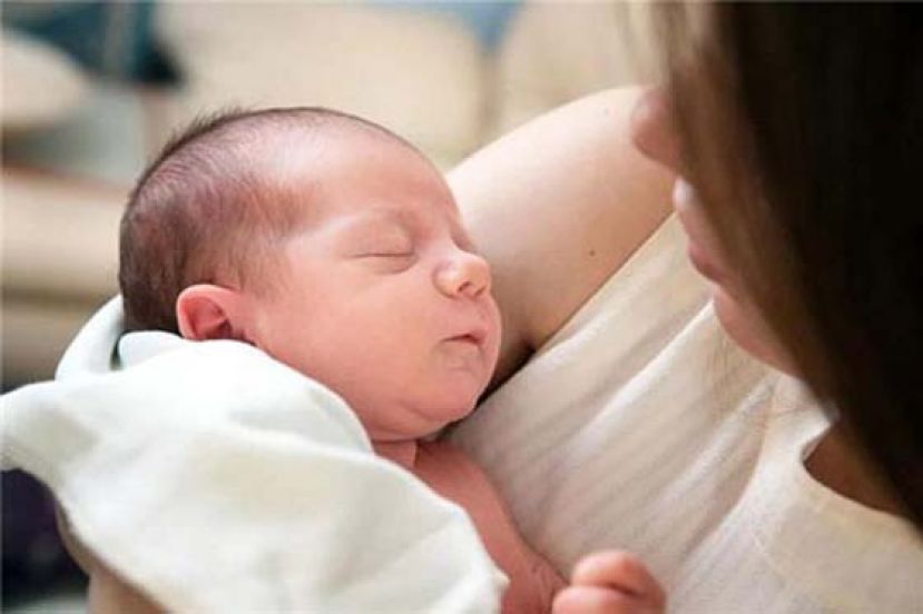 孕妇来不及PCR救护车上产子　腹部收紧是产兆