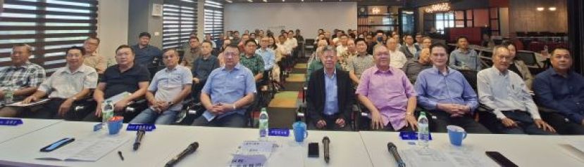 古晋中华总商会第69届（2026）会员大会的达合照。右起为副工业杨惠升、副会长高伟宁、财政何修华、署理会长拿督黄国辉以及会长拿督陈日枝;左起为马中经贸张光福、副人力资源发展黄长财、数字经济王运才、福利朱昌亮以及秘书长拿督蔡文铎。