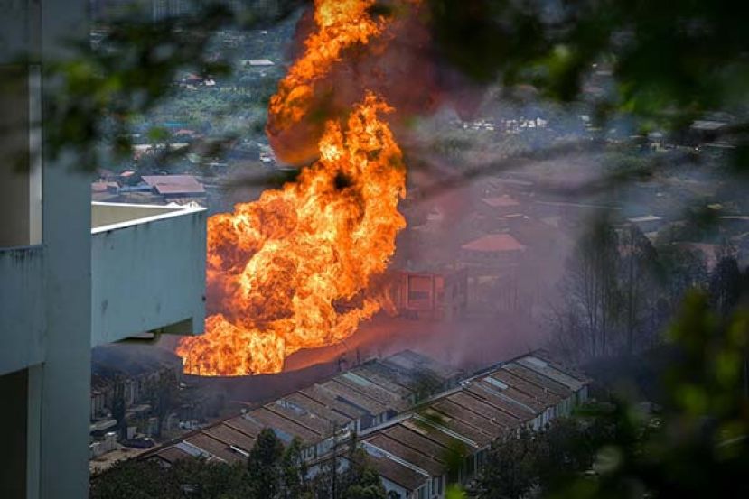 《天燃气管爆炸》  殃及235房屋225汽车  145人受伤进院