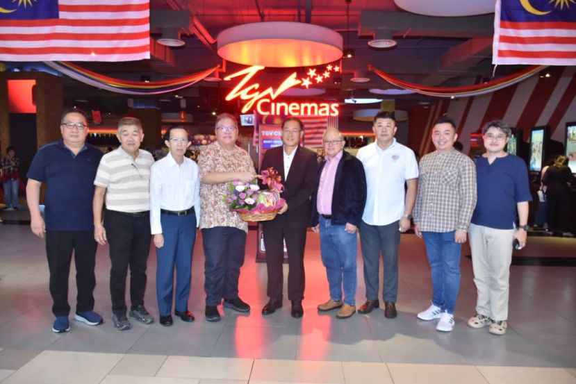 砂拉越中国友好协会常务副会长拿督黄国辉（左四）移交水果礼蓝予中国驻古晋总领事邢伟平（右五）。