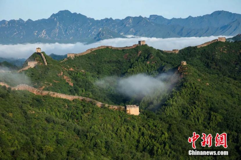 长城与支墙、烽燧，河北省滦平县金山岭长城。
