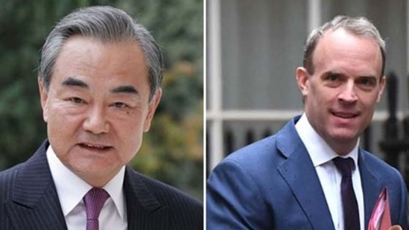 中国外长王毅（左）与英国外相拉布（右）通电话。