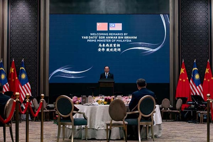 ●首相安华在晚宴上致词。