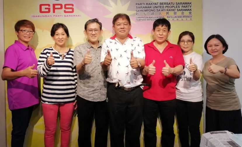 人联党峇都林当支部主席薛华东（左三）起、义诊筹委联合主席陈中兴、来自台湾许国模医师、林淑惠医师、支部执行秘书郭小凤；左起为叶美伺医师、许爱丽医师合影（档案图片）。