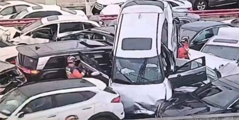苏州道路结冰，致百车连环相撞多人伤。