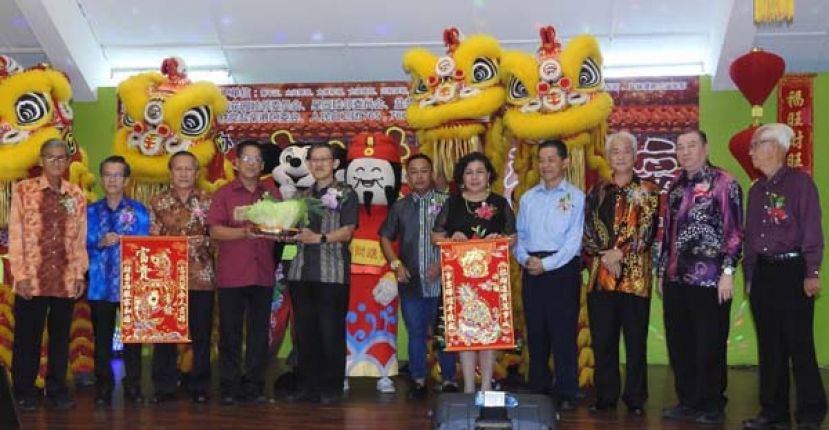 古晋盐材港民众联谊会新春联欢会，薛华东与陈如飞（左5及4）等人接过福品时摄。 左3起为谊会会长本固鲁严安干、联总会长本固鲁陈兴枝、甲必丹蔡金华；右起为廖荪禧、拿督贝朝兴、本固鲁田新华、拿督黄亚来、筹委会主席甲必丹何月明及总赞助人朱昌亮代表陈义华。  &nbsp;