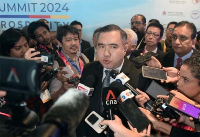 交通部长陆兆福向媒体发布谈话时影。