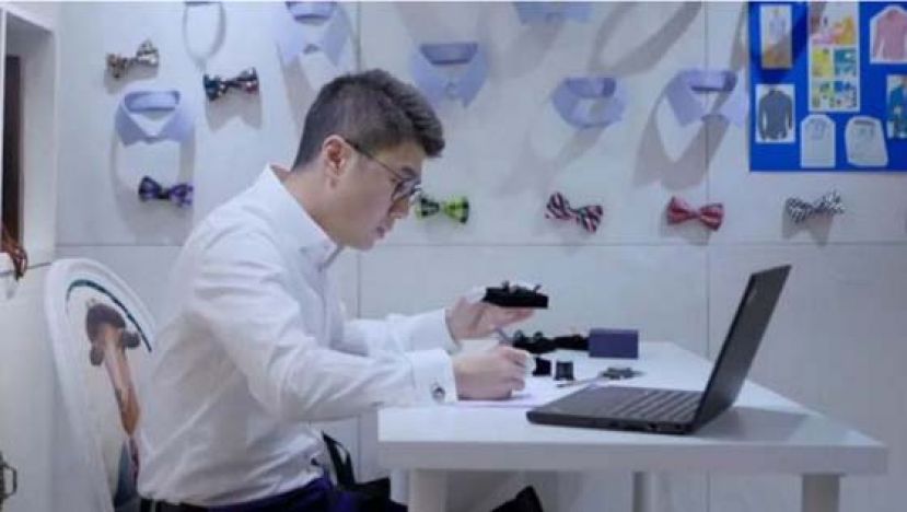 Edmond毕业后先任职药厂，早年继承了爸爸的表厂业务，近年专注于HOTITLE的袖口钮设计和业务发展。