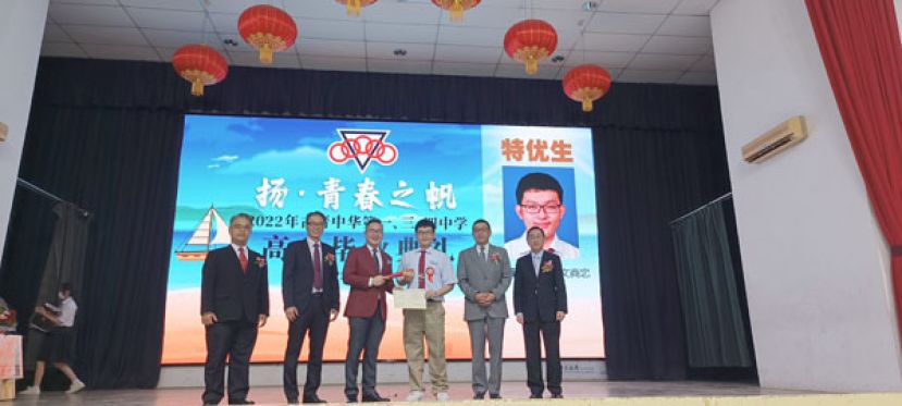 砂公共卫生、房屋与地方政府部副部长程明智（左三）颁发毕业证书与奖金予特优生。