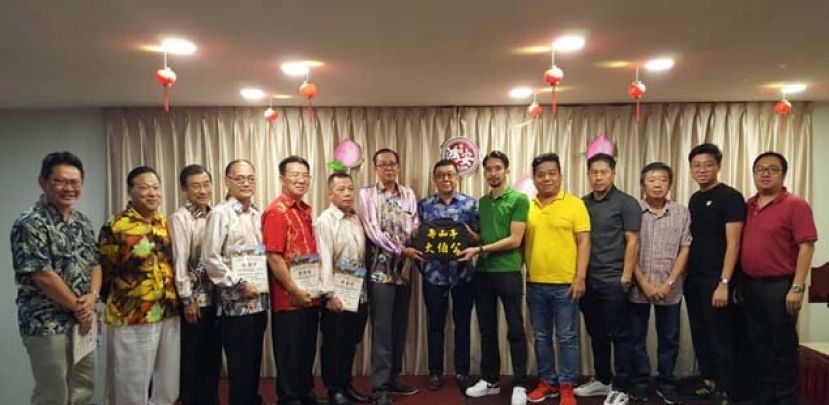 古晋华人慈善信托委员会主席兼古晋福建公会会长拿督黄良杰（右七）见证本届炉主俊通和有限公司代表郑美财（ 左七）移交职权给新届炉主RADIUM PROPERTIES SDN BHD代表黄惟玄（右六）。