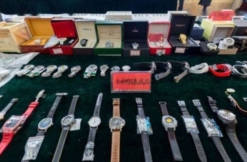 警方扣查仿表及配件数量众多。