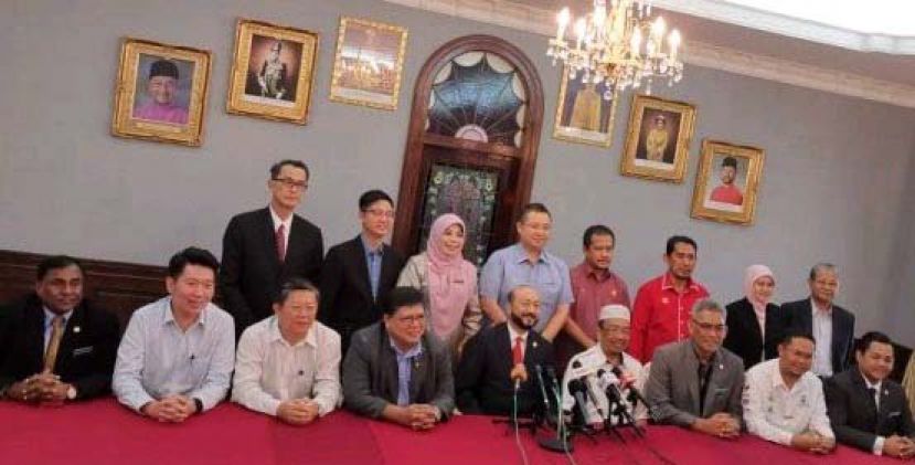 吉打州务大臣慕克里(前排中)在希盟与土团州议员陪同下，召开新闻发布会。