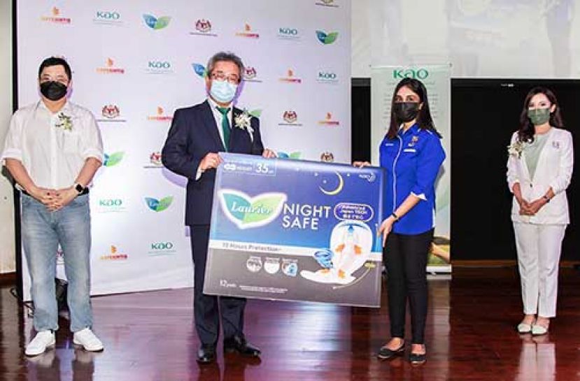 确保基本月经卫生保健 高度符合联合国可持续发展目标 (SDG)，价值 150,000 令吉的卫生巾正式由马来西亚 KAO 总裁 Itou Hirofumi(伊藤浩史)移交赠送,由马来亚大学学生会代表 Hema Shankari Kalidasan 接收。这项交接的见证者为 MyPerintis 创始主席拿督 Lawrence Low、Laurier Night Safe 品牌大使 Sweet Qismina,以及来自所受惠的公立高等院校的学生领袖和学生们。
