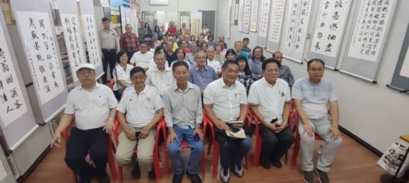 出席《乙巳全国诗人雅集 • 诗词墨舞展》开幕礼的大合影。