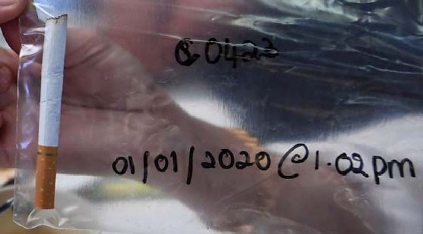 一名烟民在吉隆坡拉惹慕达阿都阿兹的小贩中心内违例抽烟，执法人员“打包”烟蒂为证，再开出罚单。