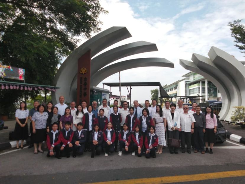 镇江市第一外国语学校师生团队在参访晋中之后，在校门前与古晋潮州公会和晋中校董会以及晋中的出席者大合照。