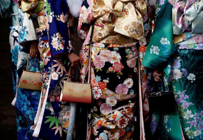 日本京都的艺妓被游客未经同意偷拍、触碰和服。