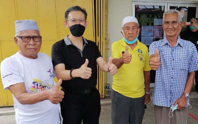 甲必丹伊斯迈（右2）与甘榜居民代表向薛华东（左2）反映争取在本身甘榜也办中医爱心义诊活动。