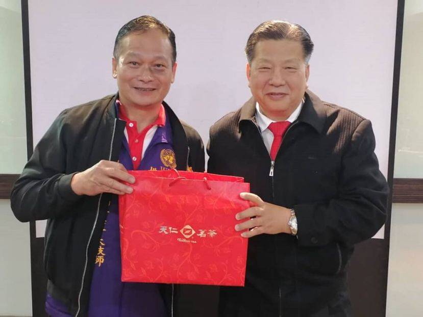 砂医总会长江宗兴（右）日前在台北拜访台湾中华古传手法研究会会长张定国。