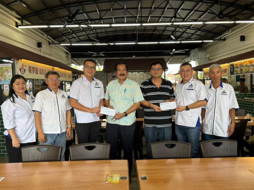 筹委会主席赖嘉胜（左3）在筹委陪同下移交邀请信于该会的永久名譽会长拿督黄松深(中)及會長李闯何（右2）移交邀请信于该会的永久名譽会长卢少奎（右3）。