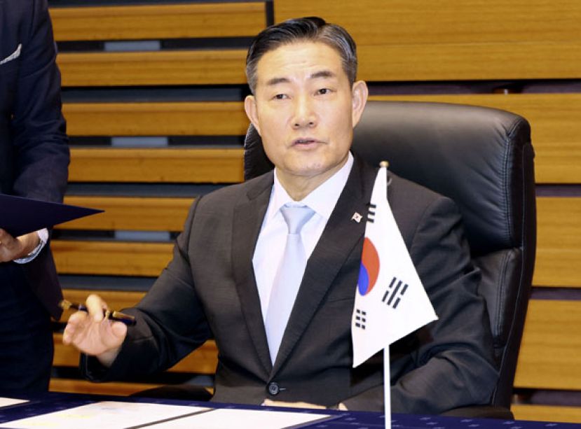 前韩国国防部长申源湜。