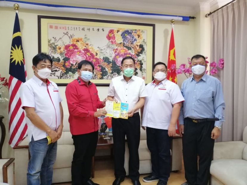 毕打拿忠福宫顾问兼开心农场东主方文祥太平局绅（左2）邀请邢伟平总领事（左3）参观该农场；左1为毕打拿忠福宫主席许义华；右起为该宫义诊团筹委陈中兴、副秘书张荣华。