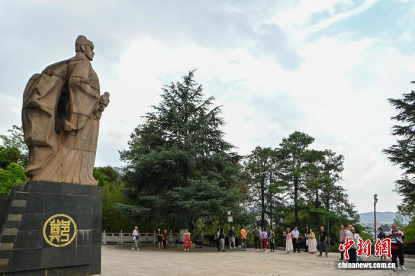 2024年7月28日，来自加拿大、爱尔兰、秘鲁等17个国家的华文媒体代表走进郑和故里云南昆明，驻足郑和雕塑前，重温600多年前的帆影和波涛。