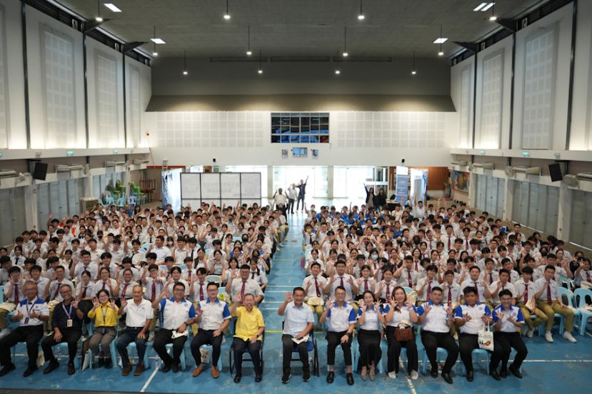 左1四中校长官晨阳，左2一中校长李志鹏，左3三中校长刘会颖，左4中中校董会署理主席高伟宁，左5青运砂拉越分会署理主席温智渊，左6青运全国副总会长黄昌兴，左7副总理，右7 施志豪，右6青运砂拉越分会主席吴科佟，右5 FTES说明会筹委会主席张凯丽，右4青运砂拉越分会副主席刘珊华，右3青运砂拉越分会秘书张见瑆，右2青运砂拉越分会组织秘书蔡永康，右1青运巴都令当支会会员黄津轩。