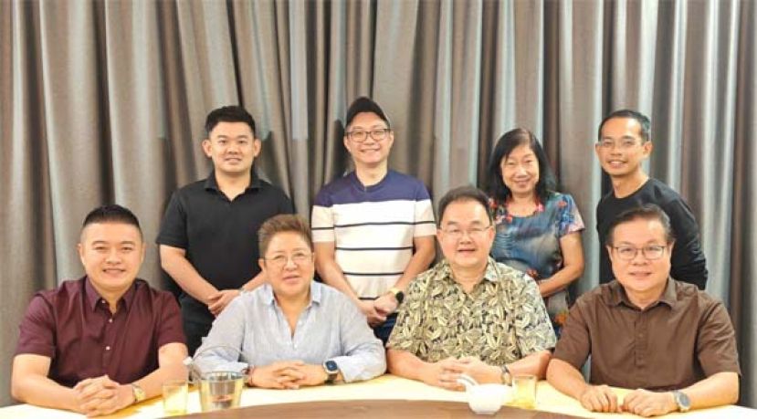 古晋中华小学第五校校友会第二届理事会完成交接仪式。前排左一暑理会長朱宇帆，新任会长朱缮霖，前会長田松茂，校董周天龙，后排左一财政黄偉良，刘儱語市議员，副财政何逸菁，秘书长董志兴与新届理事团队合影留念，携手肩负服务校友、回馈母校的使命，共创更美好的未来。