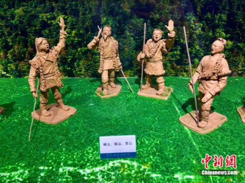 万良长白山野山参展览馆用泥塑展示传统采参习俗，目前这套泥塑为国家二级文物。