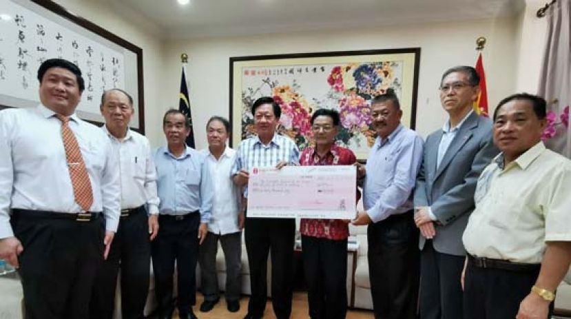 砂拉越诗巫省华人社团联合会会长严榀胜（左5）移交值3万令吉予中国驻古晋总领事程广中（右4）。左起为马来西亚中国总商会砂分会副会长黄泽献、秘书江宗渺、会长刘乃好及副会长黄祯光；右起为马来西亚中国总商会砂分会署理会长陈发枝、副总领事张阳及砂拉越诗巫省华人社团联合会财政丁华谷。