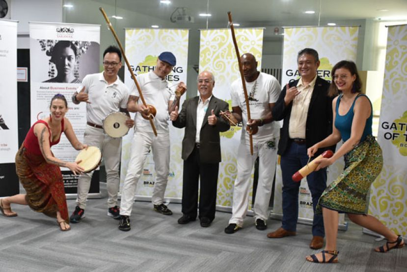 拿督刘清永（中）与卡波耶拉团队成员合照。