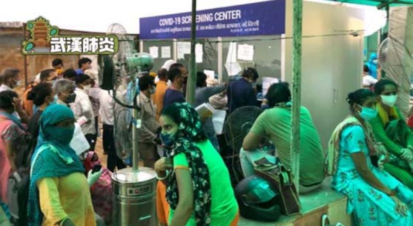 民众在新德里一间医院外排队等候接受检测。