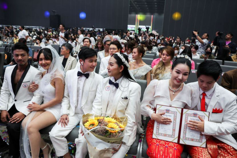 曼谷上百对同志情侣抢在23日登记结婚。