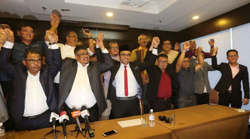 马六甲州“国民联盟”取得多数州议席，成员齐举手欢呼。