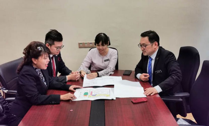国内贸易及消费人事务部副部长张健仁（右）与教育部副部长张念群（右二）于国会大厦会议室跟进及商讨有关开南华小搬迁事宜。左一为朋岭区州议员杨薇讳和古晋区国会议员俞利文（左二）。