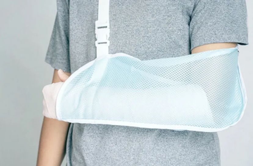 手肘脱臼韧带断3条险残废　迅速进行骨折复位是关键
