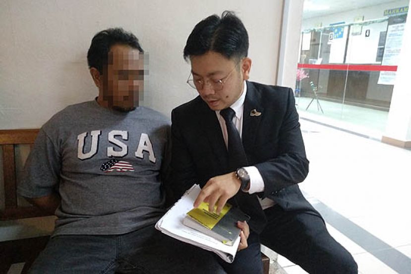 协助带三名孟加拉男子到吉隆坡的被告苏海米（左）和辩护律师薛斯政在法庭外商讨对策时摄。
