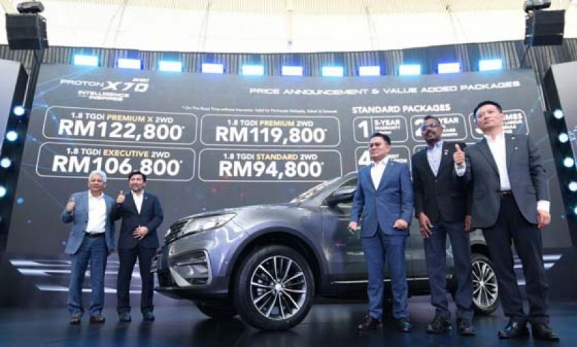 本地组装2020年宝腾X70推介礼，右起为宝腾首席执行员李春荣、董事阿玛拉纳登、宝腾主席拿督斯里赛费沙、多元重工业主席拿督莫哈末再纳和宝腾副首席执行员拿督拉扎依夫。