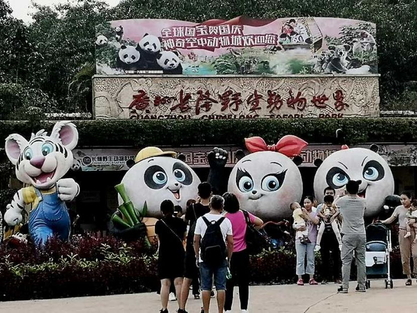 ●长隆入口的卡通动物造型十分讨喜。