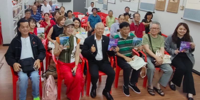 砂拉越第二家园计划活动结束后，砂旅游、创意产业及表演艺术部副部长拿督陈超耀（中）与众人合影留念。右1为砂拉越旅游局市场单位（北亚区）经理黄诗莹。