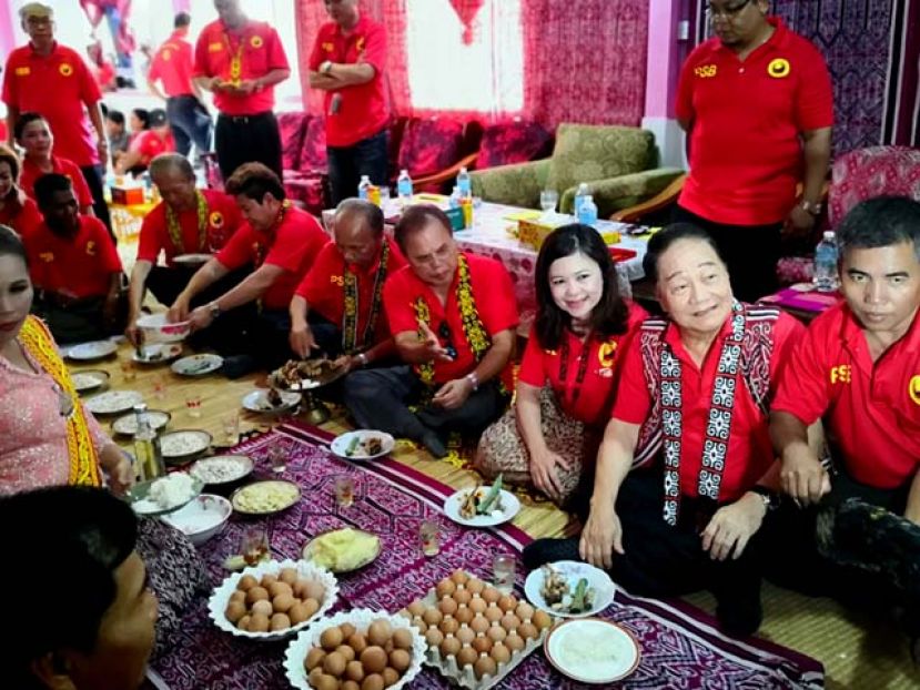 (右起)为长屋屋长甘尼，拿督斯里黄顺舸、推展礼筹备会主席苏珊、拿督佐瑟恩都鲁、玛瑟古扎、佐尼戈、张泰卿在加拿逸尼麻区甘尼长屋推展团结党旗帜，参与达雅族的“米灵”祈福仪式。