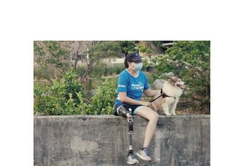 与爱犬相同位置患10cm肿瘤，截肢主人忍痛带狗散步。