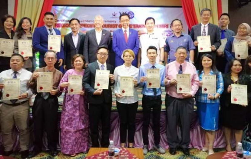 阿都卡林(后排中)在颁发结业证书后与导游们合摄。其左是旅游部助理部长拿督陈超耀，右是部门常务秘书许赞麒。