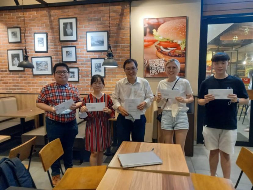 4名学子获李氏基金会的助学金